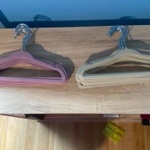 A pack of 18 hangers